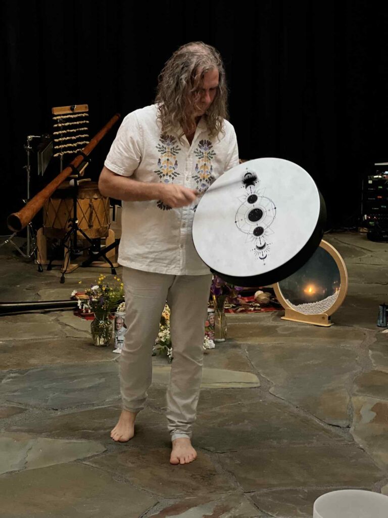 Bruno Péloquin avec tambour Salle Liberty