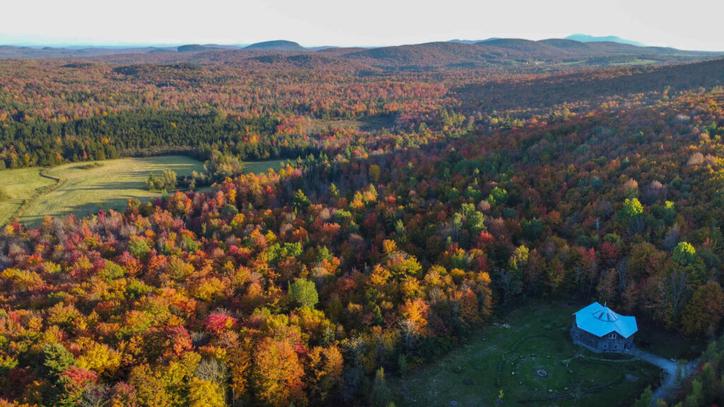 Forêt, montagnes et maison à Terre de Crystal
