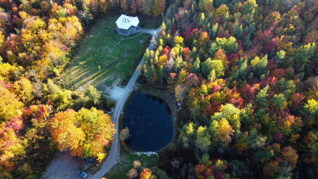 Terrain et vue sur la maison à Terre de Crystal