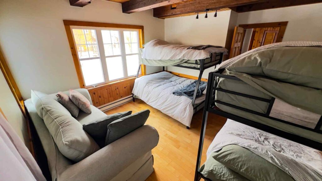 Chambre avec lits superposés et canapé