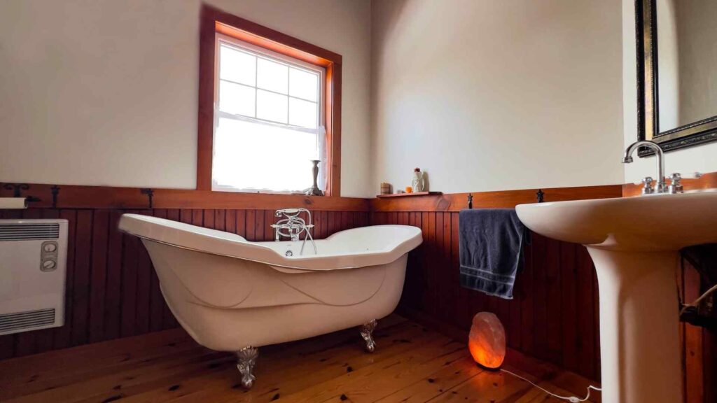 Salle de bain avec baignoire aux pieds