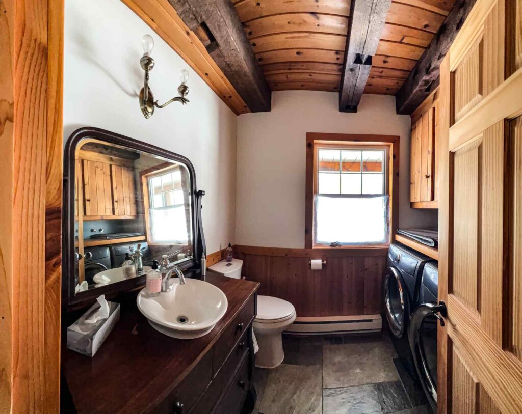 Salle de bain avec laveuse et commode