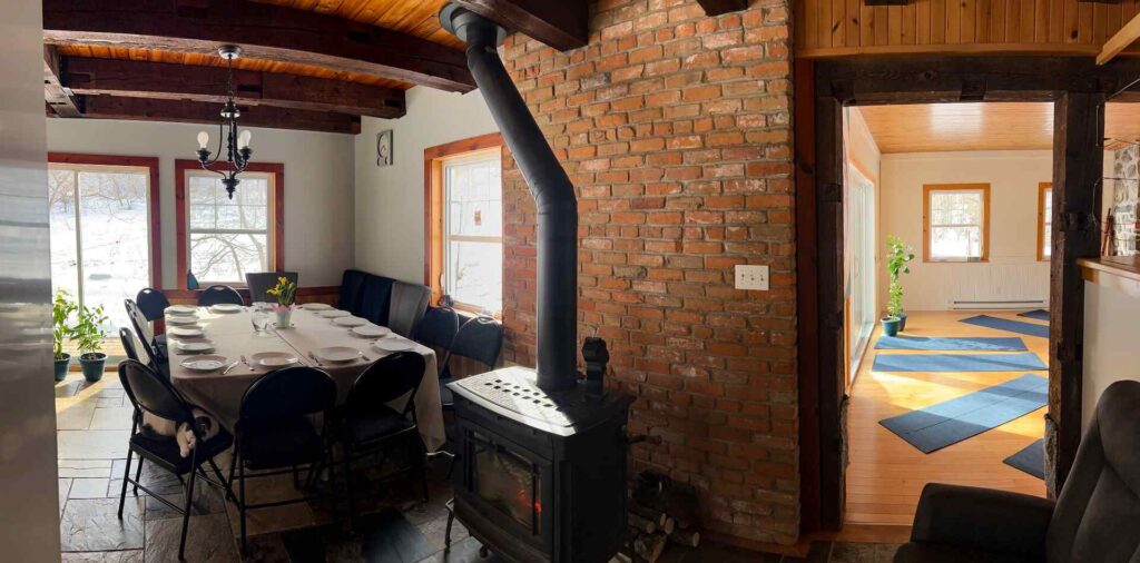Salle à manger avec poêle et vue panoramique