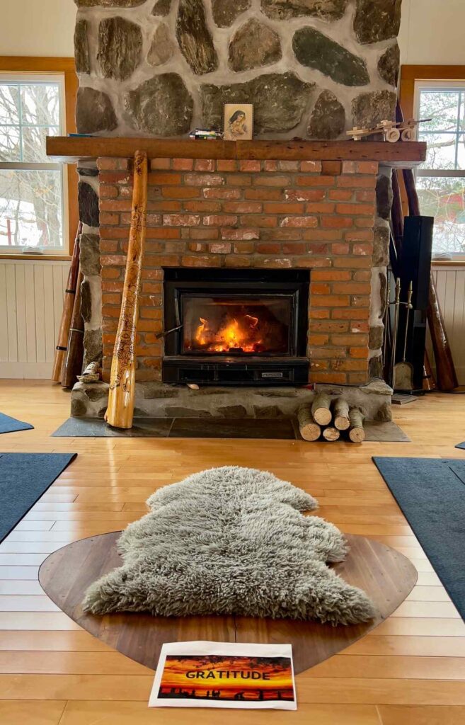 Salle yoga cheminée gratitude